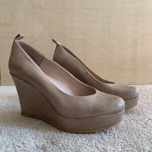 HIBOU - Tan leather wedges